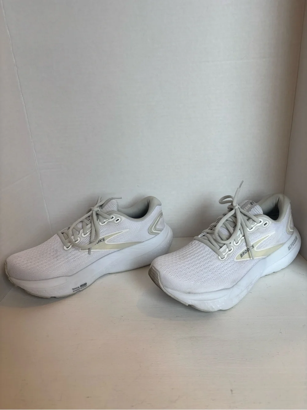 Brooks Glycerin 21 White Running Shoes Lace Up Mesh size women’s 10.5